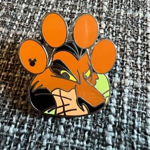 ❣️3/$18❣️ Scar Paw Print Disney pin